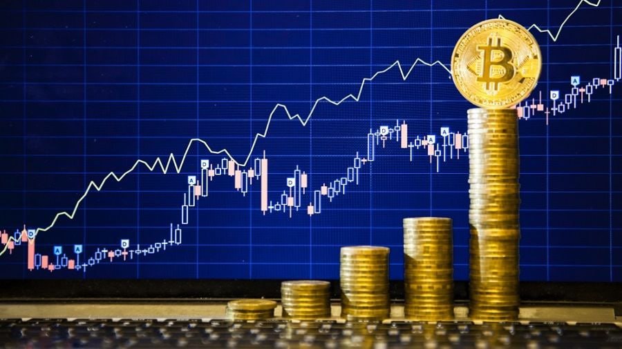 Bitcoin BTC может сильно вырасти в этом году — вот почему эксперты делают такие прогнозы По мнению аналитиков, если текущие тренды сохранятся, в 2025 году BTC может удвоиться в цене. На это указывают сразу несколько фундаментальных факторов: 1. Институциональный спрос После запуска спотовых ETF в США крупные фонды и институционалы начали активно заходить в биткоин. Это создаёт устойчивый и долгосрочный спрос на актив. 2. Исторически низкие запасы BTC на биржах По данным аналитики, количество доступного BTC на биржах достигло минимума за 7 лет. Это значит: инвесторы всё чаще уводят свои активы на холодные кошельки, то есть не планируют продавать в ближайшее время. Как это влияет на цену? Снижается предложение BTC на рынке, в то время как спрос растёт. Повышение доли долгосрочных держателей создаёт условия для дефицита ликвидности — а это часто ведёт к росту цены. Дополнительным катализатором стала новость о том, что США начали покупать BTC в резервы — это усиливает доверие и подталкивает других инвесторов. И ещё важный момент: восстановление глобальной финансовой ликвидности также играет на руку крипторынку. Вопрос к вам: как думаете, сможем ли мы увидеть BTC по $170,000 уже в 2025 году, или рынок ещё не готов к таким уровням? Наш бот с комбо / Our bot with combo Read News / Новости Buy Stars without KYC Subscribe / Подпишись Chat / Чат