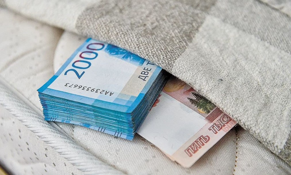 Россияне накопили рекордные 16 4 трлн рублей под подушкой Объем рублевой наличности на руках у россиян в октябре достиг 16 4 трлн рублей максимум с ноября 2023 года Это соответствует 7 7 7 8 ВВП что близко к исторической норме В то же время наличные сбережения в иностранной валюте наоборот снизились на 1 7 до 7 7 трлн рублей Однако в долларовом выражении объем валюты под подушкой даже вырос достигнув 94 9 млрд долларов против 94 1 млрд месяцем ранее Это связано с курсом рубля к доллару который за ноябрь немного укрепился По словам экспертов на руках домохозяйств стабильно находится объем наличности величиной около 8 ВВП Временные отклонения вверх от этой цифры наблюдаются в моменты роста неопределенности fatcat18