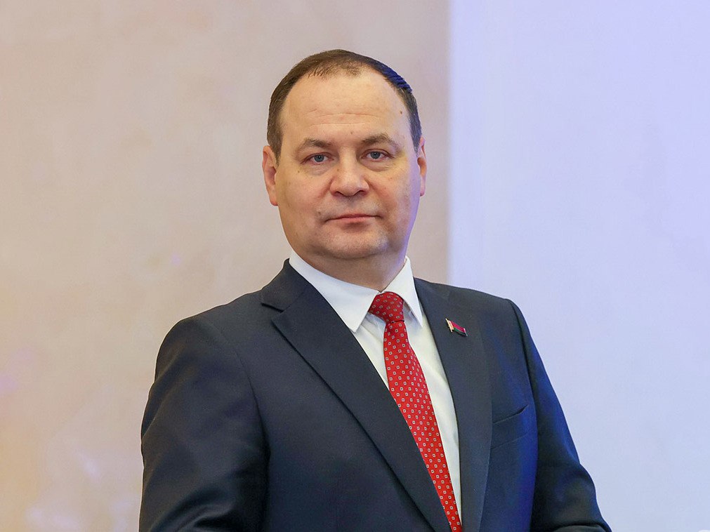 Центральной темой доклада главы Нацбанка стала доработка Программы социально экономического развития Беларуси до 2030 года  До 1 ноября доработанный документ должен быть представлен Президенту В окончательном виде документ планируется вынести на утверждение Всебелорусского народного собрания заседание которого пройдет 18 19 декабря текущего года Еще одной темой доклада Романа Головченко стала работа по практической реализации поручений данных на прошедшем в середине сентября совещании Президента с аппаратом Национального банка и руководством банков В частности реализация задачи по большей вовлеченности банковской системы в экономическое развитие страны Это и ресурсная база и вопросы инфляции Глава Нацбанка также доложил о выработанных решениях по проблемным вопросам входящим в компетенцию Нацбанка В частности по имеющим общественный резонанс темам и поступающим обращениям белорусов Лукашенко Подпишись Минская правда MLYN by