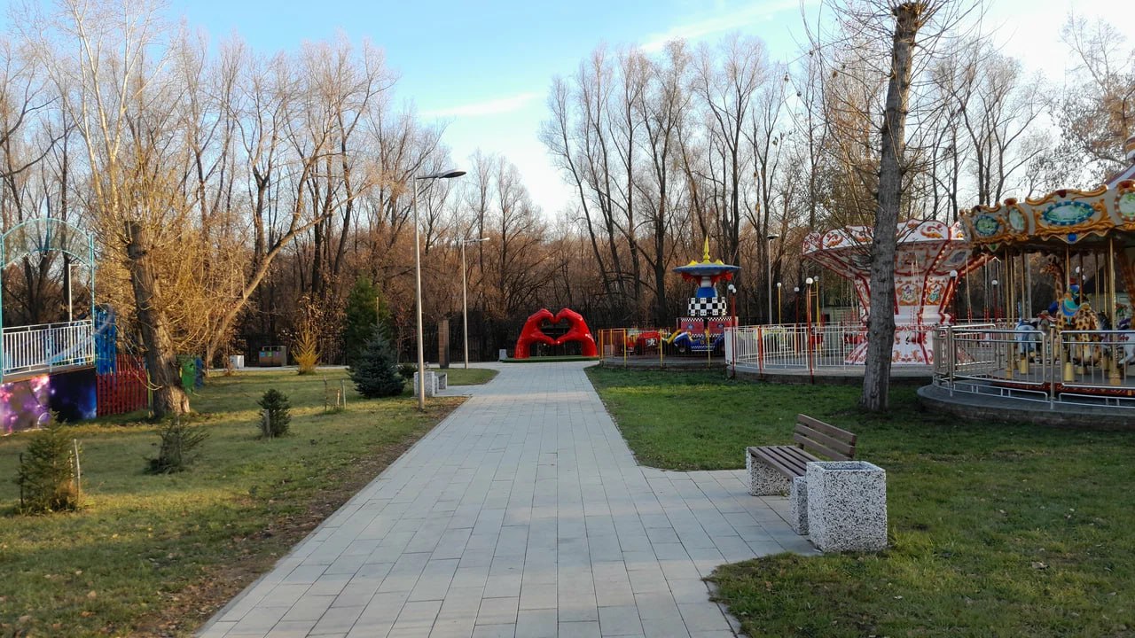 Парки Центральный и Изумрудный временно закрыты из за непогоды Барнаульцев просят воздержаться от прогулок в парках ради собственной безопасности Сегодня и завтра в Барнауле ожидаются сильные порывы ветра до 20 м с дождь и мокрый снег При сильном ветре лучше переждать непогоду в капитальном строении Следует обходить стороной рекламные щиты избегать водоемы и открытые пространства не укрываться под деревьями Яндекс карты Читайте новости когда интернет не работает Подписывайтесь на НГС22 в MAX