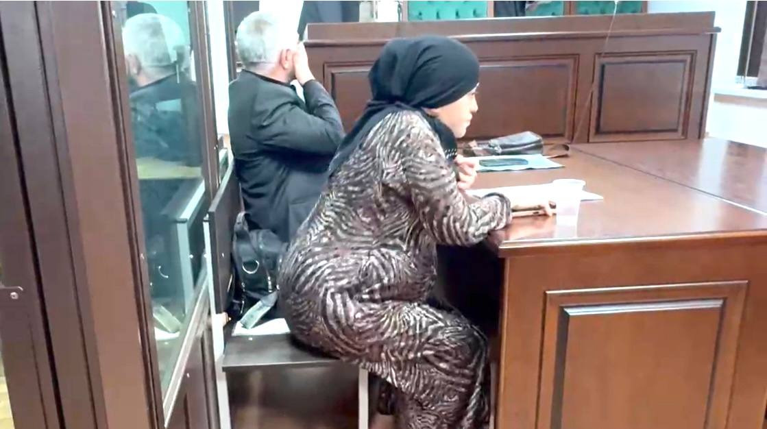 Каспийский городской суд лишил родительских прав жительницу Каспийска, обвиняемую в истязании своего ребёнка В отношении ответчика, являющейся матерью четверых несовершеннолетних детей возбуждено уголовное дело. 20 марта 2025 года обвиняемая из-за непослушания малолетней дочери решила «воспитать» ребенка, нанеся ей множество тяжких телесных повреждений, от которых девочка скончалась впоследствии в больнице. Женщина собственноручно написала заявление о невозможности содержать и обеспечивать детей в связи с психическим расстройством и не возражала против возможной передачи несовершеннолетних в приемную семью. Суд подтвердил, что в действиях ответчика присутствуют нарушения семейного законодательства - уклонение от своих родительских обязанностей, жестокое обращение и др. и, удовлетворив иск УСЗН г. Каспийска, постановил лишить женщину родительских прав с взысканием алиментов на содержание детей, с передачей их временному опекуну до разрешения вопроса о направлении в детское учреждение.