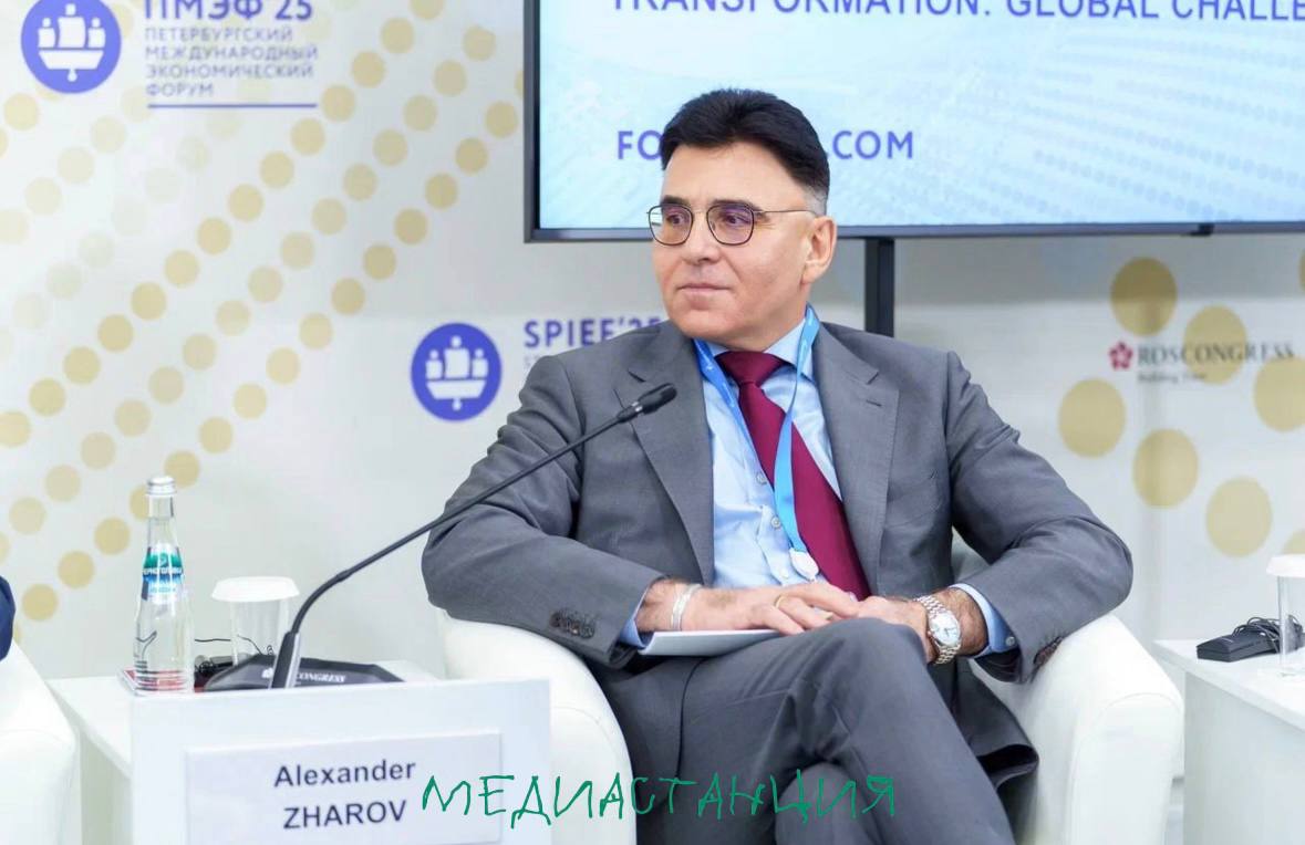 На сессии ПМЭФ генеральный директор «Газпром-Медиа Холдинга» Александр Жаров подчеркнул ключевую роль национальных онлайн-платформ в обеспечении цифрового суверенитета России. В условиях ухода западных сервисов с российского рынка особенно актуальным становится развитие собственных цифровых экосистем, которые не только укрепляют информационную безопасность, но и позволяют сохранить контроль над контентом. Сегодня RuTube занимает второе место среди российских видеосервисов с 80 миллионами пользователей, в то время как YouTube опустился на третье место с 78 миллионами. Этот рост стал возможен благодаря активному развитию платформы, которая сегодня предлагает более 400 миллионов видеороликов. Онлайн-кинотеатр PREMIER также имеет впечатляющие результаты. Он закрепил свои позиции как одна из ведущих отечественных OTT-платформ, и его платящая аудитория достигла 6 млн пользователей. Также важным аспектом, на который обратил внимание Жаров, является процесс объединения всех видео-платформ «Газпром-Медиа» RuTube, PREMIER и Yappy под одним брендом RuTube. который завершится в первой половине 2026 года. Данная инициатива, начатая два года назад, направлена на создание единого пространства, что обеспечит пользователям более выгодные условия и лучший сервис. В ходе процесса будет введена единая подписка, что упростит доступ к контенту и улучшит пользовательский опыт. Таким образом, поддержка и развитие своих онлайн-платформ становятся настоятельной необходимостью, чтобы Россия могла продолжать уверенно двигаться в цифровом будущем, обеспечивая свою информационную независимость и культурное развитие. «Газпром-Медиа» стал ключевым актором этого процесса.