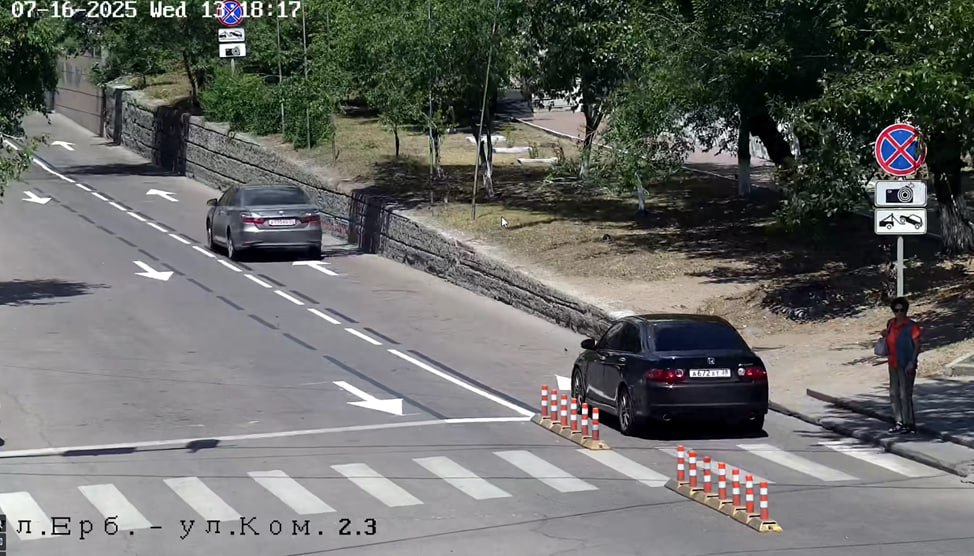 Схему движения на центральной улице изменили в Улан-Удэ  На улице Коммунистическая – от улицы Ербанова до улицы Сухэ-Батора – изменили схему движения, сообщили в комитете по транспорту Улан-Удэ.    Линию разметки сдвинули вправо;   Установили разделительные столбики и нанесли стрелки, указывающие направление;   Слева организовали парковку: нанесли разметку и установили знаки.  Кроме этого, на этом участке запретили парковку и остановку машин.  За нарушение грозят штраф в размере 2250 рублей и эвакуация автомобиля.