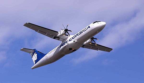 Cамолет Air Corsica полчаса кружил над аэропортом из за уснувшего диспетчера Во Франции самолет авиакомпании Air Corsica следовавший рейсом из Парижа в Аяччо был вынужден около получаса кружить над аэропортом назначения потому что авиадиспетчер уснул на своем посту сообщает Daily Mail Об этом пишет Газета ru Инцидент подтвердили в Управлении гражданской авиации Франции Рейс из аэропорта Орли прибыл в Аяччо с опозданием почти на час и диспетчер ожидавший самолет в одиночку задремал во время смены В результате он не включил подсветку единственной взлетно посадочной полосы длиной 2400 метров Пилоты не получившие указаний были вынуждены кружить в воздухе На случай если ситуация не разрешится экипаж даже подготовил план запасной посадки в Бастии городе на другом конце острова aviaru net n287850