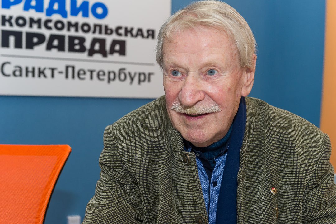 Иван Краско попал в реанимацию после отказа от еды и воды 94-летний актер находится сейчас в тяжелом состоянии и нуждается в круглосуточном уходе. Об этом «КП-Петербург» сообщил бывший арт-директор актера Вячеслав Смородинов. - В последнее время за ним ухаживали дети на даче. И, по словам его родственников, он уже отказывался есть. Доходило до того, что он даже воду уже не всегда пил. И его приняли решение госпитализировать, - Он нуждается в постоянном именно медицинском уходе. И в домашних условиях, думаю, будет крайне тяжело с ним справиться. Напомним, в августе 2021 года у Ивана Краско случился инсульт. С тех пор он борется с последствиями этого удара. 23 сентября артисту должно исполниться 95 лет. : СПб — отдай свой буст нам