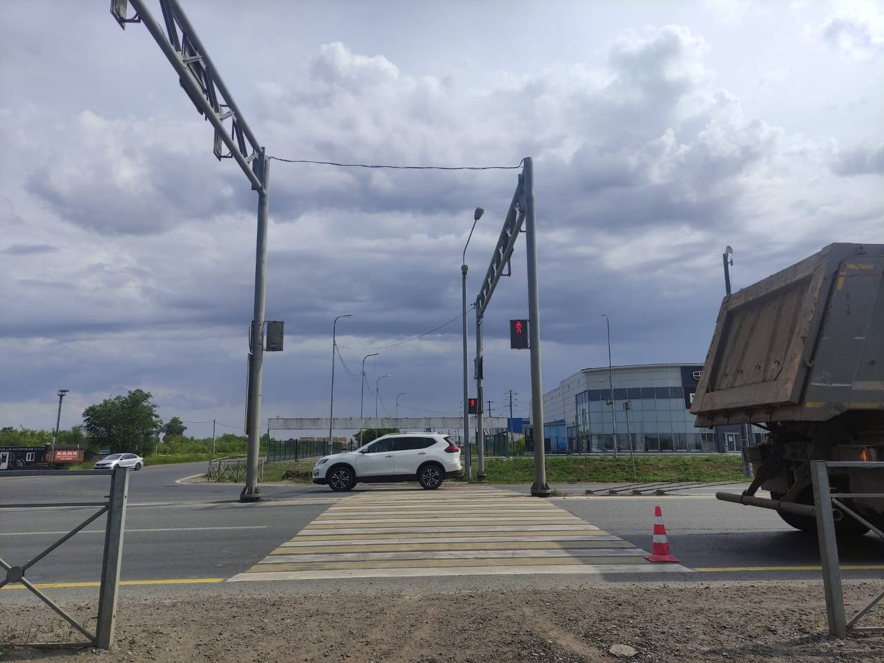 В Оренбурге велосипедист попал под грузовик #Про_Происшествия 12 июня на Загородном шоссе под грузовой автомобиль марки «Скания» попал пешеход с велосипедом. Это произошло на «зебре». Прибывшие на место полицейские выяснили, что водитель грузовика ехал в сторону улицы Родимцева. Мужчина допустил наезд на 41-летнего пешехода, который переходил проезжую часть по регулируемому пешеходному переходу на зеленый, спешившись с велосипеда. В результате ДТП пешеход доставлен в медицинское учреждение. Сотрудники полиции устанавливают все обстоятельства произошедшего. Фото: пресс-служба УМВД