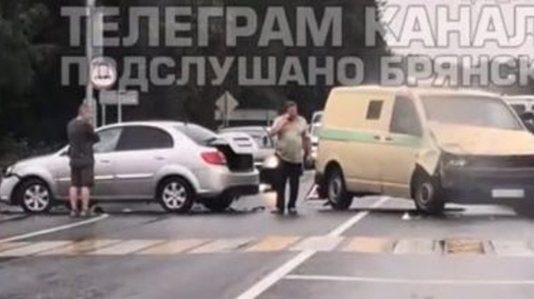 Под Брянском в ДТП попала инкассаторская машина guberniya tv obshhestvo 314234 У поворота на Толмачево она столкнулась с легковушкой ƃℾ подписаться прислать новость