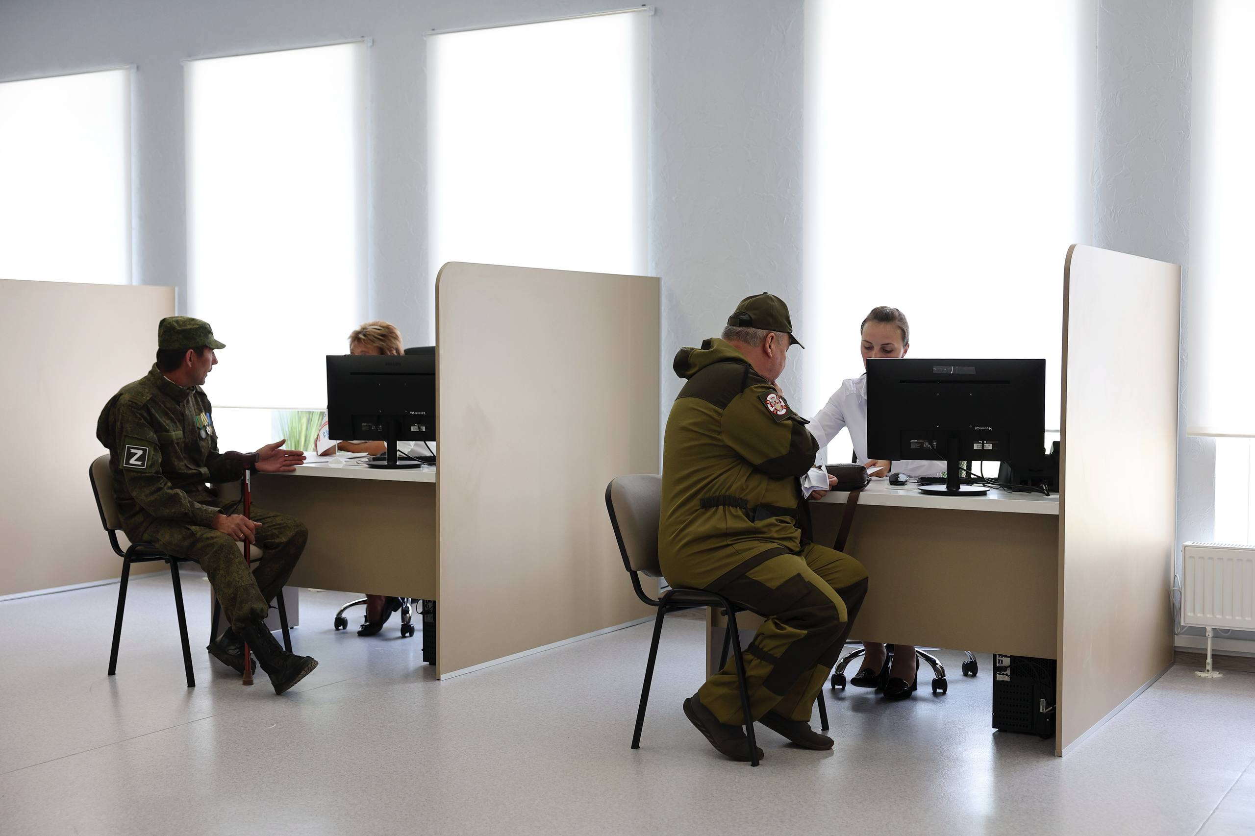 Ветераны СВО и их семьи смогут заключить социальный контракт и начать свое дело Социальный контракт специальный договор который заключается между органами соцзащиты и гражданами которые находятся в трудной жизненной ситуации С его помощью можно пройти переобучение и повысить квалификацию чтобы затем найти новую работу открыть свое дело получить средства на развитие личного подсобного хозяйства купить одежду обувь и школьные товары для детей Теперь для ветеранов СВО признанных безработными также предусмотрена возможность заключения социального контракта на ведение своего бизнеса Таким же правом смогут воспользоваться супруги ветеранов инвалидов I или II группы в случае отказа самого ветерана от этой помощи При этом не будет учитываться нуждаемость то есть не будет оцениваться среднедушевой доход семьи Единовременная выплата на открытие своего дела в рамках соцконтракта составляет до 350 тыс рублей Подписаться на Правительство России в MAX