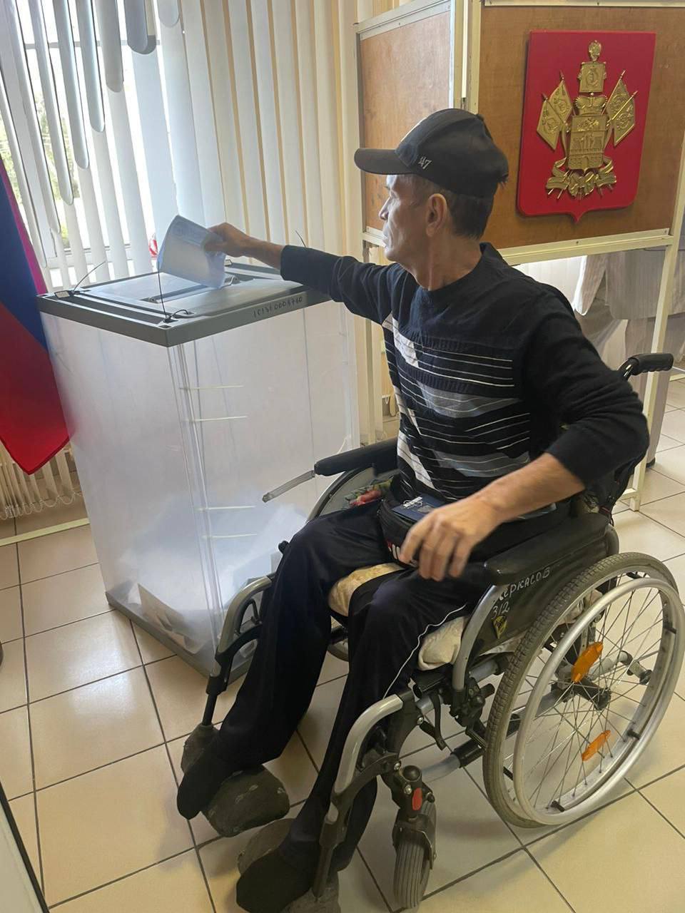 Волонтеры будут помогать маломобильным избирателям, а избирателям с инвалидностью по зрению предоставят специальные вспомогательные инструменты для заполнения бюллетеней.  Избирательная комиссия Краснодарского края утвердила план мероприятий по созданию комфортных условий для голосования граждан с ограниченными возможностями здоровья.  На всех заседаниях крайизбиркома присутствуют члены Общественной палаты Кубани. Это делается для обеспечения общественного контроля и доведения решений Крайизбиркома до граждан.  12, 13 и 14 сентября на Кубани пройдут выборы Губернатора, депутатов в шести крупных городах, включая Краснодар, и местных советов в тридцати муниципалитетах.  Участие в них смогут принять почти 4,5 миллиона избирателей Краснодарского края. Будут задействованы более 2 800 избирательных участков.  Подробнее   ГЛАВНЫЕ НОВОСТИ