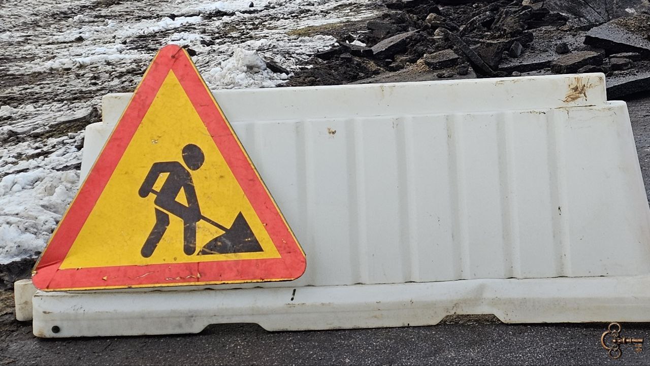 В 2026 году в Великом Новгороде отремонтируют шесть дорог По национальному проекту Инфраструктура для жизни Завокзальная улица Вяжищский проезд участок Каберова Власьевской улицы Контракты уже заключены с ООО Солид и ООО Строй Капитал В рамках практики инициативного бюджетирования Дорога к дому Южную улицу в Волховском местный проезд в Западном районе Великого Новгорода от дома 30 по улице Кочетова до Нехинской улицы местный проезд в Западном районе Великого Новгорода от Нехинской улицы до местного проезда ведущего к ТЦ Нехинский Проводится проверка смет После её завершения начнётся определение подрядчиков