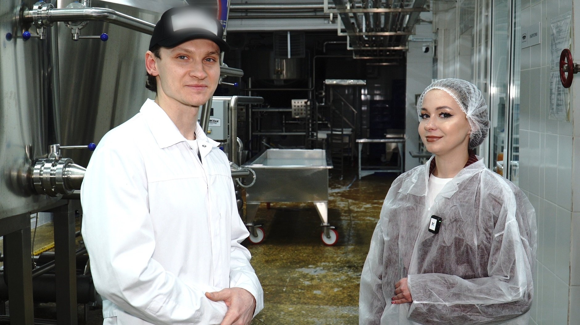 Съёмочная группа Катунь 24 сегодня работает на предприятии по производству сыра Ежегодно в Алтайском крае производят более 70 тысяч тонн сыра В регионе работает более 60 предприятий производящих десятки видов этого продукта Самые распространенные сорта Алтайский Горный и Советский Алтайские предприятия для изготовления сыра используют молочную продукцию местных фермеров Прежде чем головка сыра попадет на прилавок молоко проходит настоящий технологический путь превращения сначала его пастеризуют сквашивают а полученный сгусток тщательно обрабатывают прессуют и отправляют в камеры для созревания Алтайский сыр поставляется в десятки регионов страны и уже стал предметом национальной гордости Кстати сегодня отмечается День любителей сыра Поздравьте знакомых   Катунь 24 в MAX