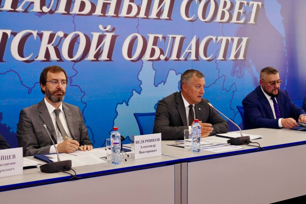 В Иркутской области будет разработана пятилетняя программа развития транспорта Вопросы развития транспортного обслуживания населения обсудили на заседании Регионального совета Иркутской области. На заседании было отмечено, что общественным транспортом обеспечены 92,5 процента населенных пунктов области, в остальных – требуется исправлять ситуацию. Первоочередные меры необходимы в Черемховском, Осинском, Аларском, Усольском, Тулунском, Братском, Зиминском и других районах. Среди проблем были обозначены отсутствие четких графиков передвижения автомобильного транспорта и возможности приобретения билетов из небольших населенных пунктов, высокие тарифы на авиаперевозки, изношенный автопарк. Разрабатывается программа комплексного развития транспортной инфраструктуры Прибайкалья. Документ планируется утвердить до конца года. – Ряд проблем до сих пор не решен. Одна из них – перебои в расписании. Документ должен определить ответственных лиц, необходимые финансовые ресурсы, установить конкретные сроки реализации, – подчеркнул спикер ЗС. Он предложил провести детальный анализ существующей маршрутной сети, усилить контроль за соблюдением графиков движения и качеством обслуживания пассажиров. irzs.ru