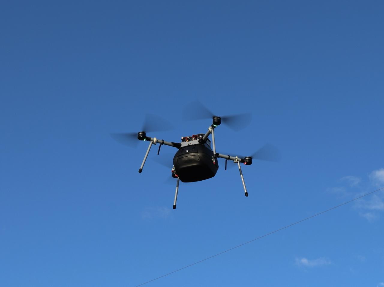 Летающий бакалейщик как Вкусвилл начал доставлять заказы через сибирские реки на дронах Вкусвилл впервые запустил доставку продуктов дронами в Якутии преодолевая реку Лена шириной 11 км Дроны курсируют на высоте 150 метров перевозя грузы до 10 кг и совершая до 10 рейсов ежедневно Технология особенно востребована в период замерзания реки когда традиционная навигация останавливается Проект реализован совместно с Boon Sky подразделением Boon Market что демонстрирует тренд на коллаборации ритейлеров и технологических компаний для решения уникальных логистических задач в сложных климатических условиях Этот пилотный проект знаменует новый этап в развитии российской логистики где технологии преодолевают не только расстояния но и суровые природные барьеры