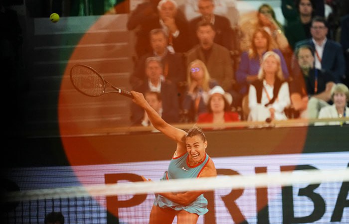 Арина Соболенко стала первой финалисткой Roland Garros-2025  Первая ракетка мира из Белоруссии победила пятую ракетку Игу Швентек из Польши со счетом 7:6  7:1 , 4:6, 6:0.  В финал Roland Garros спортсменка вышла впервые в карьере, однако из турниров Большого шлема в одиночном разряде она дважды выиграла Australian Open, один раз – US Open.  Фото: AP/ТАСС