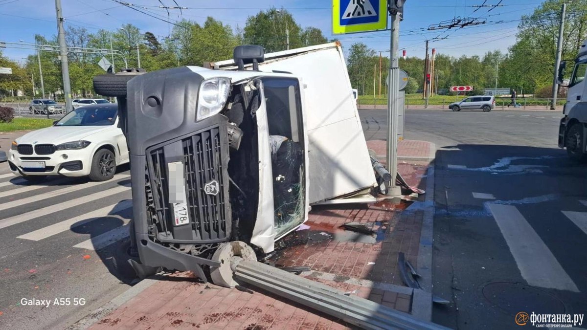 В Питере мужик угнал «Газель» с пивом, на ходу выпил пару бутылок и перевернулся, врезавшись в столб, пишет «Фонтанка» А что ещё случилось?