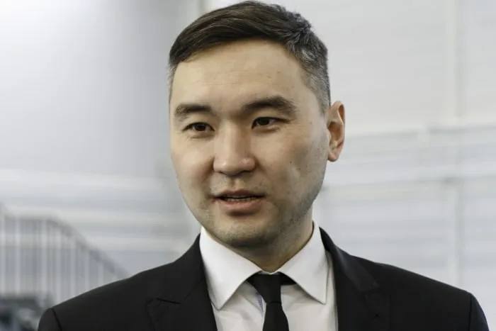 Чиновник Бурятии устроил многомиллионный распил бюджета Сегодня, 27 мая, в центре скандала оказался руководитель Управления капитального строительства Бурятии Анатолий Урбанов. Его задержали по подозрению в циничном злоупотреблении должностным положением, которое обошлось бюджету в сотни миллионов рублей. Как выяснили следственные органы, еще в марте 2022 года Урбанов заключил подозрительный контракт с ООО "Бурятпроектреставрация" на реконструкцию театра "Ульгэр" в Улан-Удэ. Первоначальная сумма в 571 млн рублей уже вызывала вопросы, однако через два года чиновник пошел дальше: через дополнительное соглашение он взвинтил стоимость работ до 888 миллионов, словно бюджетные деньги — его личные. По большому счету так считают многие коррумпированные чинуши, что это их личные деньги. Но и этого Урбанову показалось мало. Чтобы выкачать из казны еще больше средств, он нагло утвердил новую смету, включив в нее закупку оборудования на 50 млн рублей. При этом данное оборудование уже было оплачено по другому госконтракту. Такие махинации пахнут не просто халатностью, а откровенным мошенничеством. В рамках уголовного дела проведены обыски. Правоохранители вскрывают схемы, которыми Урбанов годами разбазаривал государственные средства. Его дом уже перетряхнули в поисках доказательств, а вопрос о помещении чиновника в СИЗО решится в самое ближайшее время. Этот случай — очередной пример безнаказанности коррумпированных чиновников, готовых ради личной выгоды пренебречь законом. Вопросов пока больше, чем ответов. Куда исчезли сотни миллионов? Кто покрывал махинации? И главное — сколько еще таких "Урбановых" сливает деньги налогоплательщиков в карманы подрядчиков? Пока театр "Ульгэр" остается символом не только культуры, но и коррупционного беспредела, в котором бюджетные миллионы растворяются, как дым. Надеемся, что силовики привлекут к ответсвенности и высокопоставленных лиц не только регионального уровня, ведь мы уже знаем чьи уши торчат.