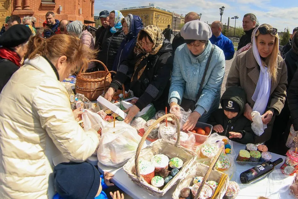 Итальянские куличи за 14 тысяч продают в Волгограде Кафе Хурма продает заграничный кулич панеттоне Угощение готовится около 3 дней и делается из специальной закваски лиевто мадре Итальянский кулич не черствеет неделями По текстуре это не сухой кекс а тающее во рту нежное тесто Внутри цукаты изюм или шоколад Правда угощение стоит 14 тысяч рублей Для сравнения уровень МРОТ в 2026 году составляет чуть больше 27 тысяч рублей То есть это половина чей то зарплаты Но думаем в Волгограде найдутся гурманы готовые на такой чек