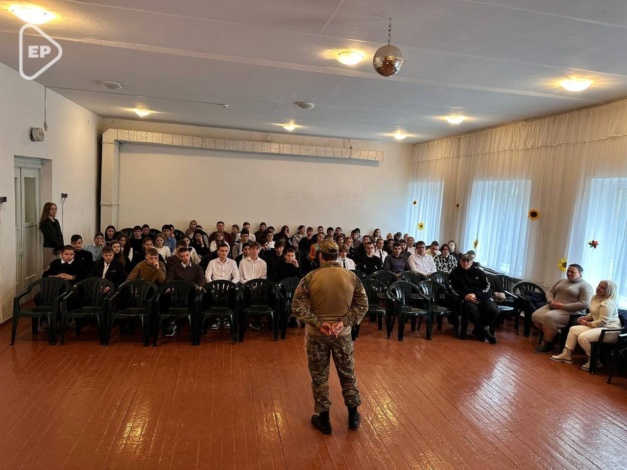 В Херсонской области для будущих призывников при содействии «первички» Единой России» провели занятия по тактической медицине   Занятия для старшеклассников в одной из школ Чаплынского района провели представители Военного комиссариата Каланчакского, Чаплынского и Новотроицкого районов.    В занятиях приняло участие более 100 ребят из разных школ округа. Инструктора показали, как правильно останавливать кровь при ранениях конечностей, рассказали, чем отличается жгут от турникета, познакомили с содержимым армейской аптечки.   «Немаловажная задача – взаимодействие первичных отделений «Единой России» с военкоматами. Мы помогли организовать такую полезную для старшеклассников встречу, в ходе которой старшеклассники узнали получили навыки оказания первой медицинской помощи. Кроме того, старшеклассникам, многим из которых в ближайшие 2 года предстоит пройти срочную службу, рассказали о том, как проходит призыв, какие возможности есть у тех, кто остается на службе в армии», - рассказал секретарь первичного отделения Чаплынского местного отделения партии «Единая Россия» Максим Кацидан.   #ЕдинаяРоссия #ЕР84