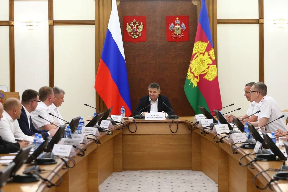 На Кубани обсудили развитие казачества в Апшеронском районе Совещание под председательством вице-губернатора Краснодарского края, атамана Кубанского казачьего войска Александра Власова провели в администрации региона. В числе участников – представители министерства курортов, туризма и олимпийского наследия, ряда подведомственных организаций, заместители войскового атамана, а также глава Апшеронского района Алексей Передереев. – Апшеронское районное казачье общество входит в состав Майкопского казачьего отдела и насчитывает более 460 казаков. Из них 15 казаков-дружинников регулярно несут службу по охране общественного порядка и 14 казаков участвуют в охране окружающей среды и защите животных. В прошлом году вместе с сотрудниками лесничеств дружина участвовала в тушении лесного пожара, выявила 20 случаев незаконной рубки леса. Священный долг по защите Отечества с начала специальной военной операции отправились выполнять более 80 казаков Апшеронского районного общества, – сказал Александр Власов.