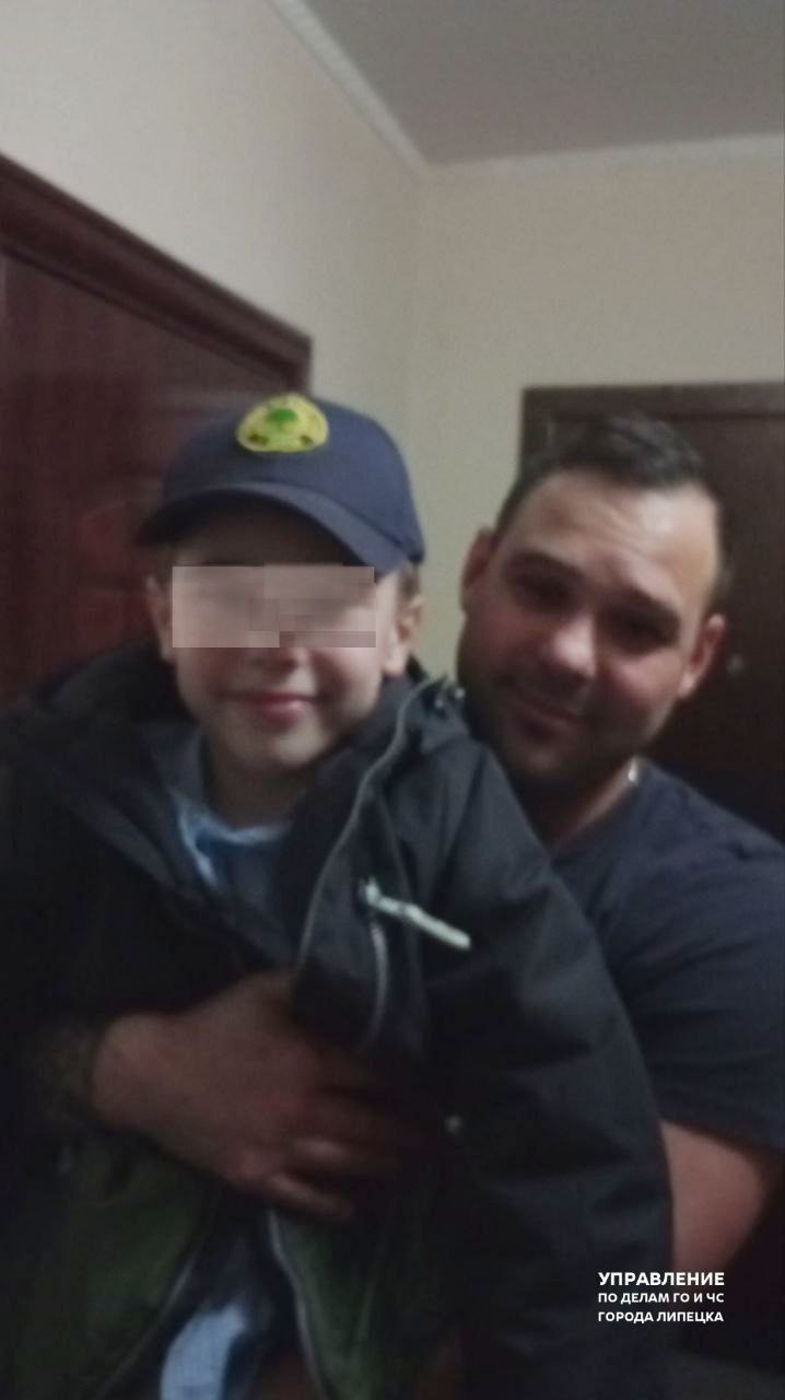 Девятилетний паренек умудрился засунуть сразу четыре пальца в замочную скважину Родители пытались помочь но рука начала опухать и пришлось вызывать спасателей Сами никак не справлялись Специалисты разрезали металлическую дверь болгаркой и освободили руку Мальчик отделался только испугом сообщили в управлении ГО и ЧС Липецка респект спасателям   повезло что вовремя приехали Инцидент Липецк