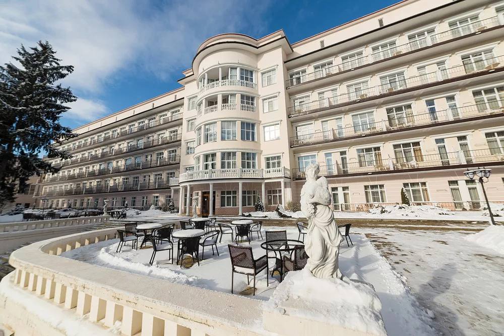 Число туристов в санаториях и гостиницах Кисловодска продолжает расти За 11 месяцев 2025 года в официальных коллективных средствах размещения Кисловодска отдохнули 497 тысяч человек По сравнению с аналогичным периодом 2024 года показатель увеличился на 5 Мы один из немногих курортных городов в которых турпоток продолжает расти Данные о туристическом потоке учитываются при планировании работы городской инфраструктуры и курортной отрасли в том числе по вопросам благоустройства транспортной доступности санитарного содержания общественных пространств а также формирования событийного календаря города курорта Для Кисловодска цифры турпотока это не просто статистика За ними стоит реальная нагрузка на город Курортный бульвар парк дороги коммунальные службы транспорт сфера услуг Ноябрь показал более 52 тысяч гостей а за 11 месяцев почти полмиллиона Это значит что город живёт не только летом и в каникулы а работает как курорт круглый год Новости Кмв Экспресс Заказать рекламу