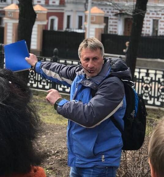 В Москве уволили самого известного гида столицы  По словам властей, вместо скучных туристических маршрутов Евгений Александрович проводил экскурсии по неизбитым локациям столицы, о которых не знают даже местные.  Чтобы его поддержать, жители столицы создали телеграм-канал, куда выкладывают бесплатно выкладывают его экскурсии, которые перевернут ваше представление о Москве.  Здесь узнаете: в каких кафе можно поесть на 1 рубль, в какие районы города пускают только по пропускам и почему коренные москвичи считают Красную Площадь туфтой.  Подписывайтесь, с этим каналом узнаете про столицу много нового: