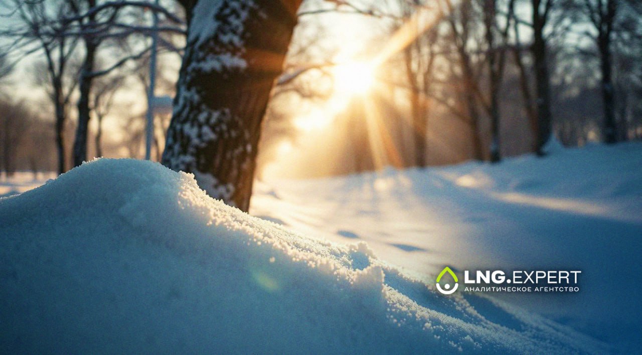Погода энергетика и газовые рынки Европы сводка за 12 14 января 2026 г Метеорологи отмечают тенденцию к потеплению в Европе В Скандинавии морозы ослабевают преобладающая температура около 10 C При этом на севере Швеции и в Финляндии сохраняются наиболее низкие показатели до 30 C В Германии и на западе Чехии температура уже выше нуля В Польше и Румынии столбик термометра держится на отметке 10 C В сервисе Meteoalarm опубликованы предупреждения о снегопадах желтого уровня опасности для Норвегии Швеции Великобритании Венгрии Хорватии Сербии Словакии оранжевого для Польши сообщает ИА Neftegaz RU Согласно прогнозам в ближайшие дни на территории Европы прогнозируется тенденция к ослаблению отрицательных температур С 15 января 2026 года потепление ожидается в Польше Словакии Венгрии и Румынии Выработка электроэнергии ветряными электростанциями ВЭС в Европе снизилась По данным WindEurope 13 января 2026 года на долю ВЭС приходилось 18 1 общей генерации электроэнергии в европейских странах днем ранее 20 9 На 12 января 2026 года газовые подземные хранилища Европы были заполнены на 53 17 в них находилось 57 32 млрд куб м газа За сутки уровень заполнения ПХГ континента сократился на 0 8 п п днем ранее снизился на 0 76 п п На это указывают данные Gas Infrastructure Europe GIE Все страны Евросоюза осуществляли отбор газа ПХГ Германии заполнены на 45 33 Франции на 46 22 Австрии на 56 47 Италии на 67 57 Согласно установленным срокам сезон отбора газа из подземных хранилищ на территории Европы был начат 12 октября 2025 года На момент старта сезона ПХГ были заполнены на 83 15 в них находилось 89 52 млрд куб м газа В настоящее время в европейских ПХГ отобрано 32 2 млрд куб м газа Текущий темп отбора составляет 342 млн куб м сутки Вечером 14 января газовые котировки в Европе находятся на отметке около 382 за 1 000 куб м Больше новостей и информации на нашем сайте LNGexpert АналитическоеАгентство Европа Газ СПГ ЗапасыГаза ПХГ ОтборГаза ЦеныНаГаз