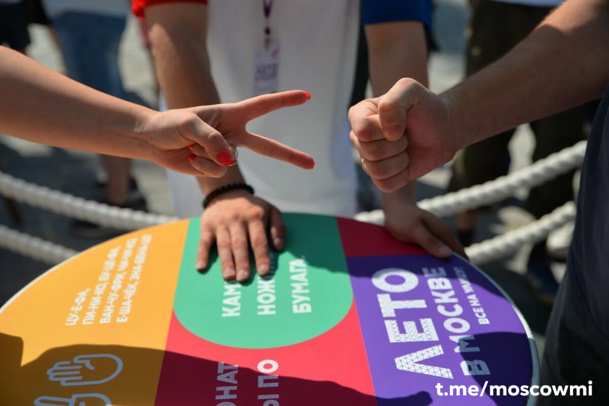 Миллион рублей разыграют в чемпионате по «Камень, ножницы, бумага» в Москве. За второе и третье места дадут 500 000 и 250 000 рублей. Победителей определят с 1 по 7 сентября, а пока на Тверском бульваре идут отборочные этапы. Участвовать могут все желающие старше 6 лет.