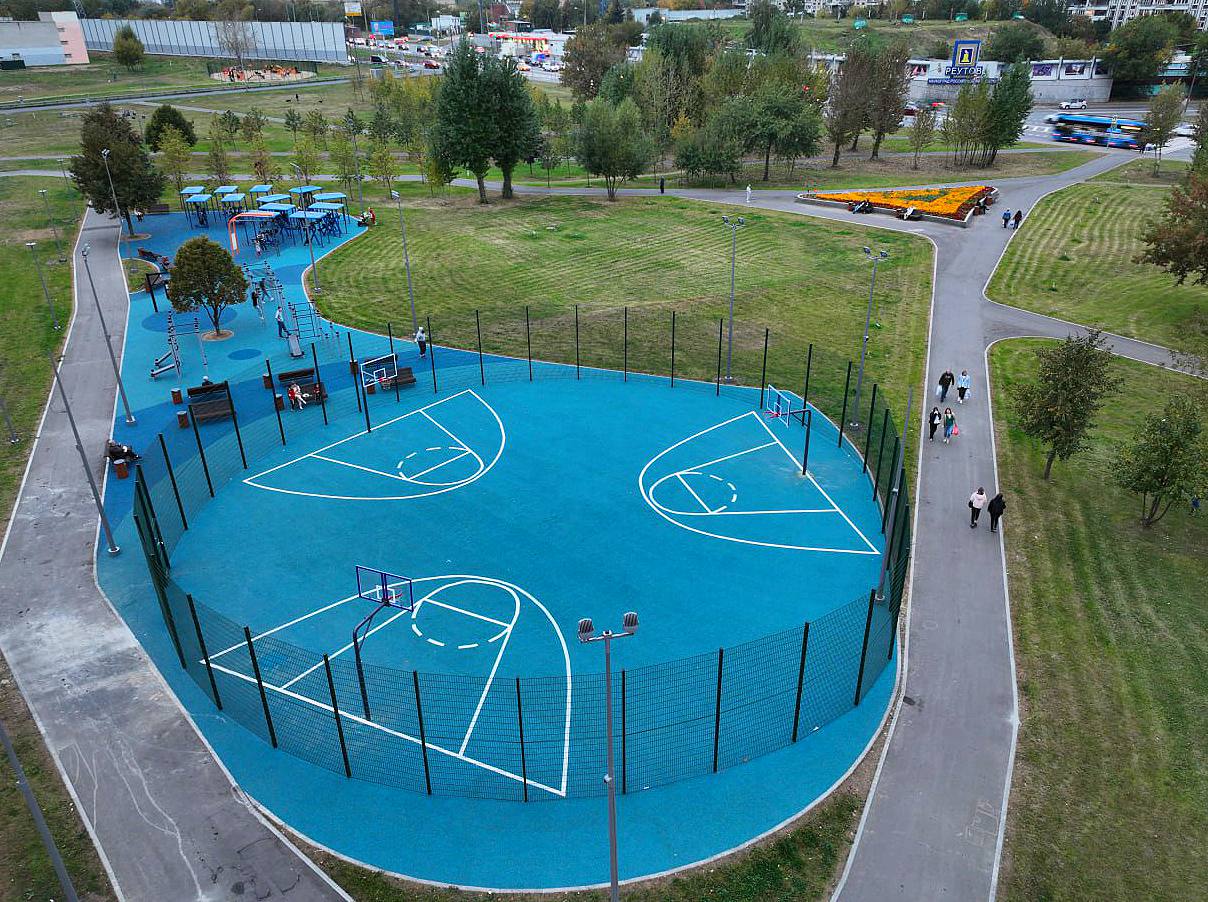 Современная спортивная инфраструктура появится в районе Новокосино по проекту КРТ Реорганизовать планируется неэффективно используемый участок площадью 5 77 га по адресу ул Суздальская вл 25А рядом с футбольным стадионом Олимп Здесь появится спортивный кластер с площадками для занятий волейболом баскетболом настольным теннисом айкидо и падл теннисом новое здание для ГБУ Жилищник района Новокосино