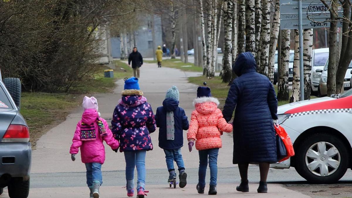 В 2024 году уровень бедности среди многодетных семей в РФ составил 20%, следует из предварительных данных Росстата. За пять лет доля малоимущих многодетных семей сократилась вдвое на фоне ввода единого детского пособия. Уже не раз сообщалось, что Росстат планирует более пристально отслеживать уровень бедности многодетных. Власти начали мониторить достижение целевых показателей национального проекта «Семья», запущенного с 2025 года, и национальных целей развития на основе расширенной выборки, состоящей из 50 тыс. домохозяйств. Согласно планам уровень бедности многодетных семей должен быть сокращен до 12% к 2030 году и до 8% к 2036 году. Версия