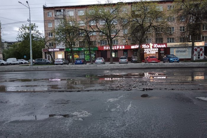 На Уралмаше из-за коммунальной аварии затопило трамвайные пути. Вагоны пустили в объезд Сегодня, 20 мая, на Уралмаше закрыли движение трамваев по улице Победы от остановки «Лукиных» до «Кузнецова». Вагоны не ходят в обе стороны. Об этом сообщает телеграм-канал «Екатеринбург. Главное». По информации тг-канала, причина — в коммунальной аварии, произошедшей в ходе опрессовок. На перекрёстке Победы — Стахановская, прямо под трамвайными путями, прорвало трубу. Пока аварию не устранят, трамваи будут ходить по новым маршрутам: 8-й маршрут: ст. Шарташ — Ленина — Луначарского — Космонавтов — ст. Пл. 1 пятилетки в оба направления; 24-й маршрут: ст. Эльмаш — Фронтовых бригад — Космонавтов — Челюскинцев — Верх-Исетский бульвар — Халтурина — Техническая — ст. 7 ключей в оба направления.