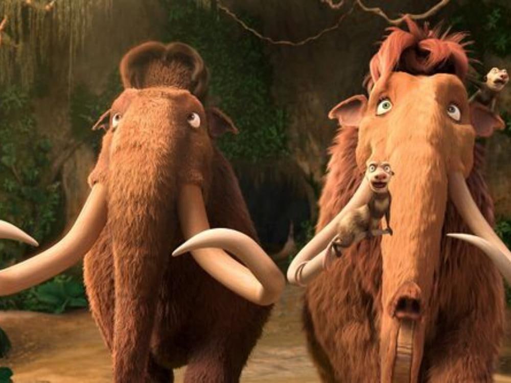 Мамонты вымерли лохи заканчиваются Baza пишет число успешных разводов россиян мошенниками снижается Телефонные мошенники жалуются в России закончились лохи Произошел резкий спад случаев когда аферистам удаётся забрать деньги у граждан РФ Об этом Об этом сообщает Baza со ссылкой на представителя силовых структур Собеседник издания уточнил что почти всех кого могли развести уже развели А у остальных россиян которые могут быть легко подвержены психологическому воздействию попросту нет денег Обманывать их не на что По его словам ситуация с телефонным мошенничеством на данный момент вышла на плато и стала улучшаться В 2025 снижение такого вида мошенничества составило примерно 15 20 В улучшении ситуации свою роль сыграли усилия в рамках кибербезопасности а также работа с населением Фото кадр из мультфильма Ледниковый период 3