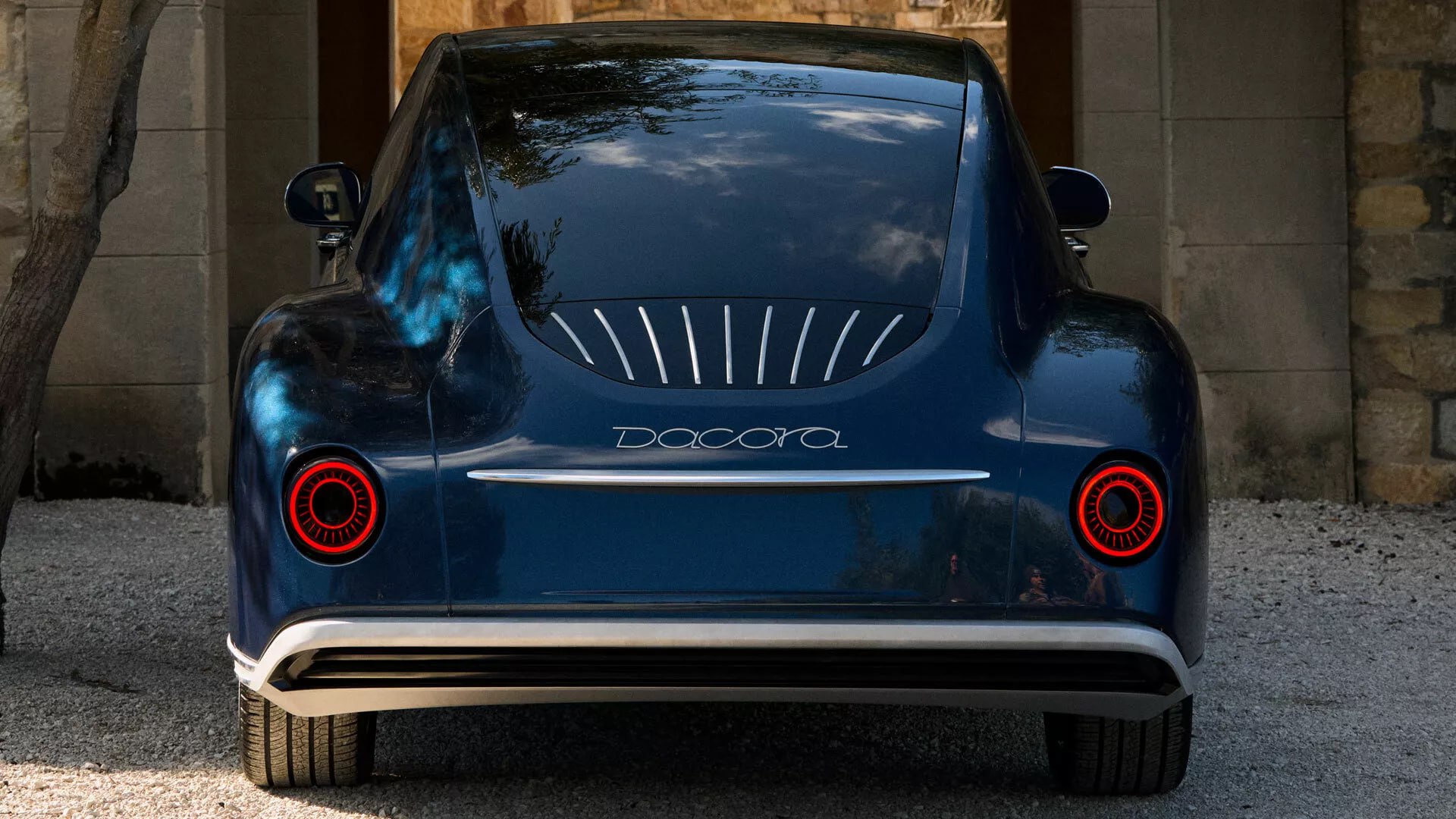 Американская Dacora Motors показала люксовый электрокар в стиле 1930-х — говорят, он будет конкурировать с Cadillac и Rolls-Royce. В топе 800 л.с., разгон до «сотни» за 4 сек и до 650 км запаса хода, а в салоне отделка из дерева и кожзама с проекцией вместо дисплея. Собирать будут вручную, цена — от 30 млн рублей $500 000 . Как вам дизайн?