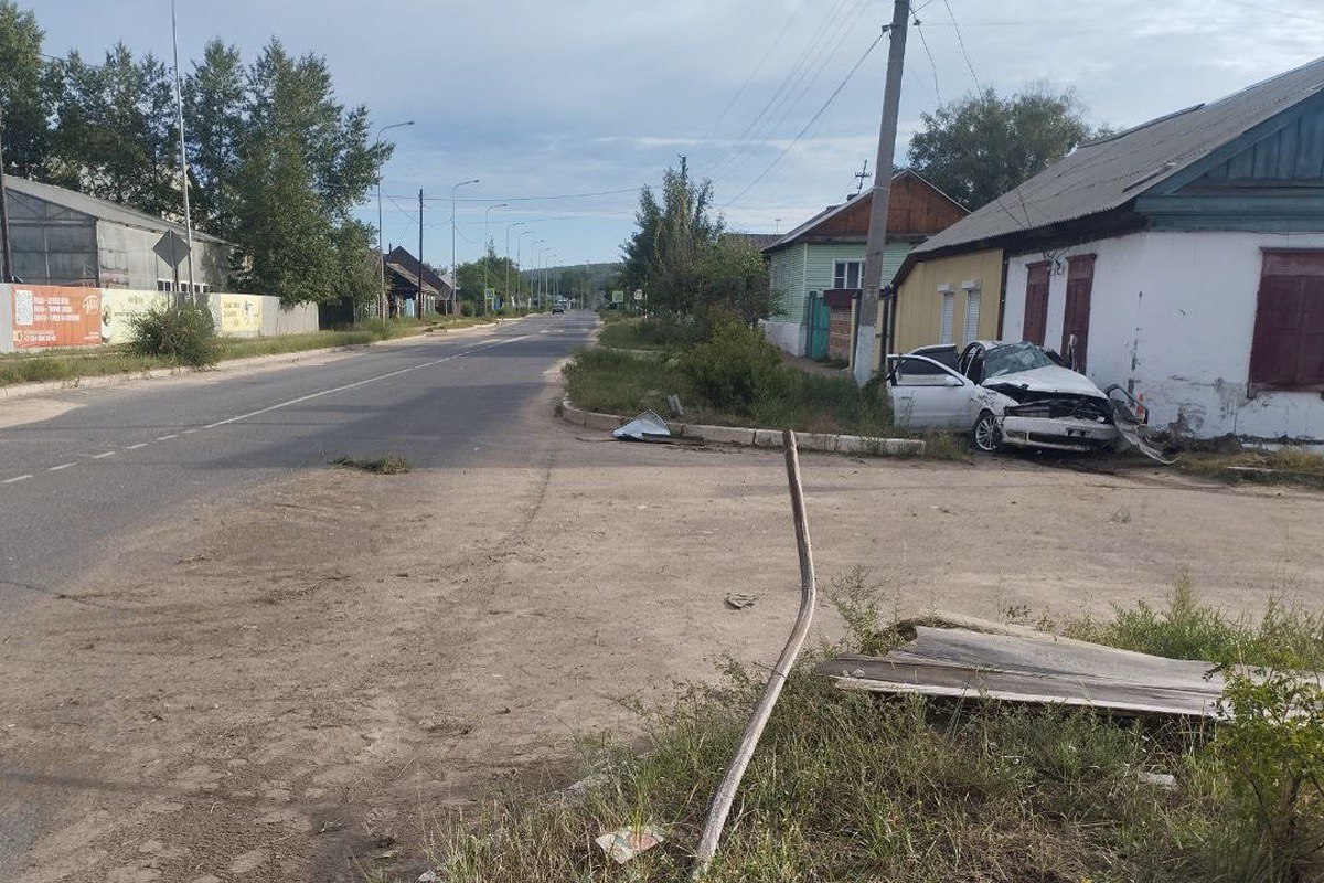 Водитель без прав влетел в жилой дом в Кяхте    ДТП произошло на улице Ленина ранним утром. 19-летний водитель Тойоты не справился с управлением и совершил наезд на жилой дом.   В результате ДТП он и его 31-летний пассажир с тяжелыми травмами попали в больницу. Водитель позже скончался.