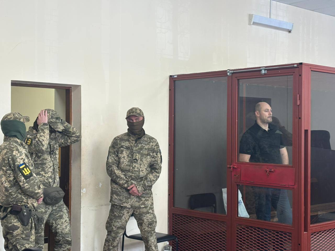 Печерский суд оставил под стражей детектива НАБУ Магамедрасулова которого СБУ обвиняет в ведении бизнеса в РФ Его адвокаты просили отпустить его хотя бы под домашний арест потому что он в 2014 году перенес инсульт а в марте и мае этого года перенес сложные операции на мозге Также в СИЗО сидит его отец который по версии следствия вместе с сыном хотел продавать техническую коноплю в Дагестан Напомним что НАБУ находится в конфликте с Банковой и СБУ о чем мы подробнее писали здесь Сайт Страна X Twitter Прислать новость фото видео Реклама на канале Помощь