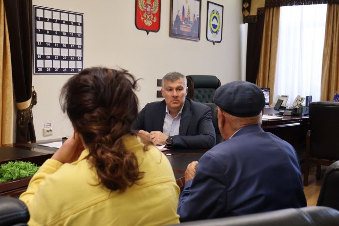 В Карачаевске депутаты городского округа поддержали отставку городского главы Марата Урусова. Об этом сообщили в официальном канале правительства Карачаево-Черкесии в Telegram. В правительстве причины отставки Марата Урусова не уточнили. Марат Урусов занял пост главы Карачаевска в октябре 2022 года. Исполняющим обязанности руководителя администрации округа назначили Спартака Кущетерова. Ранее он работал первым заместителем мэра Карачаевска. В Карачаевском округе проживают 41 тыс. человек. В округ помимо Карачаевска входят курортные населенные пункты Теберда и Домбай, поселки Эльбрусский и Малокурганный. Подписаться на «Эксперт Юг» Медиапомощь экспертам