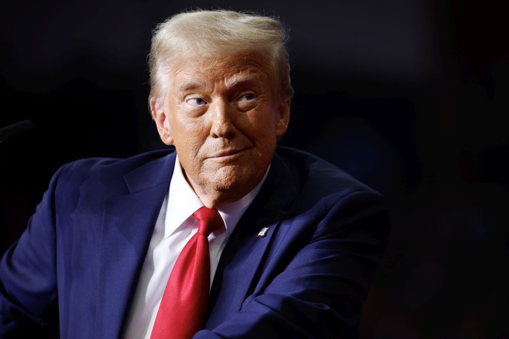 Президент США Дональд Трамп провел "катастрофический" разговор с главой Швейцарии Карин Келлер-Зуттер. Это произошло за день до объявления о новых пошлинах, пишет Financial Times. Отмечается, что политики беседовали 30 минут: Берн рассчитывал на пошлины в 10%, но Трамп "с первой минуты дал понять", что этого недостаточно. При этом президента США волновал только торговый дефицит со Швейцарией в размере 39 миллиардов долларов в год, пишет издание. Взамен 10-процентных пошлин Швейцария была готова инвестировать в США 150 миллиардов долларов, но Трамп хотел узнать, "что еще может предложить эта очень богатая страна" Келлер-Заттер "ничего не могла ответить", говорится в публикации. В итоге Швейцария получила самые высокие пошлины среди европейских стран - 39%. Фото: Gettyimages