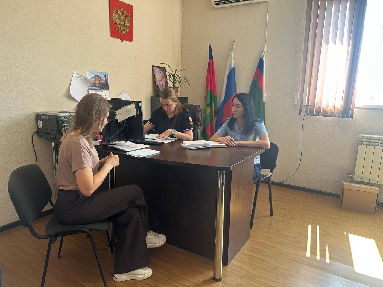 Прокуратурой Тимашевского района совместно с начальником отдела службы судебных приставов проведен прием граждан по вопросам соблюдения законодательства об исполнительном производстве В рамках приема заявители обратились по вопросам сохранения прожиточного минимума, обращения взыскания на денежные средства, ознакомления с материалами исполнительных производств, выдачей копий постановлений об обращении взыскания на счета должников, получения информации о ходе исполнительного производства, о несогласии с судебным приказом мирового судьи. По всем вопросам даны разъяснения законодательства, выданы копии процессуальных документов. Работа в данном направлении продолжается.