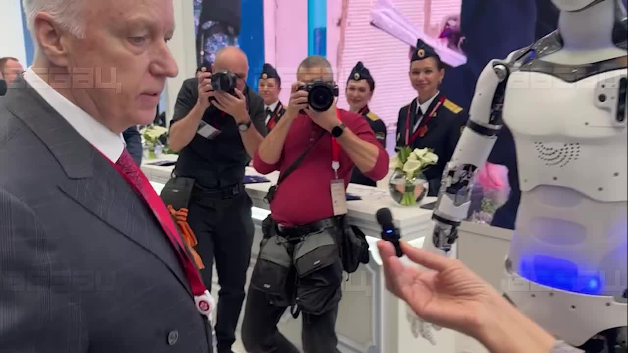 Глава СКР Александр Бастрыкин провел 'допрос' пермского робота Арди на Юридическом форуме в Петербурге