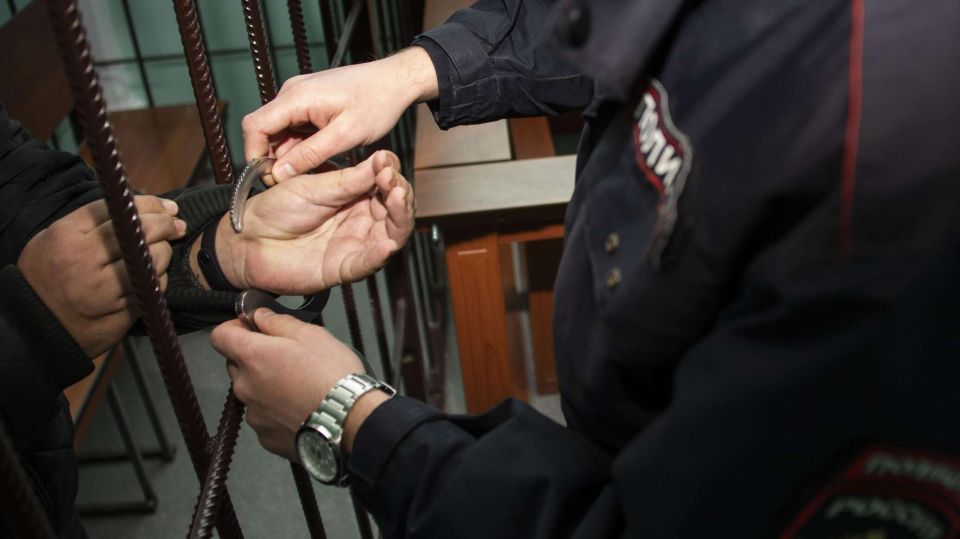 Три десятка "закладок" – житель Крыма пойдет под суд за наркотики СИМФЕРОПОЛЬ, 4 июн – РИА Новости Крым. 58-летний житель Красногвардейского района Крыма задержан за попытку сбыть партию наркотиков через "закладки". Как сообщает пресс-служба прокуратуры Крыма, злоумышленник предстанет перед судом по обвинению в покушении на сбыт запрещенных веществ. Отмечается, что мужчина вступил в преступную группу через интернет и оборудовал более трех десятков тайников. По данным следствия, координаты с местом нахождения двух партий мефедрона массой порядка 27 граммов, N-метилэфедрона массой более 23 граммов и каннабиса массой более 33 граммов обвиняемый получил в феврале. "Мужчина перевез наркотики по месту своего жительства, где расфасовал их на мелкие части и оборудовал на территории Красногвардейск... Подробнее>>>