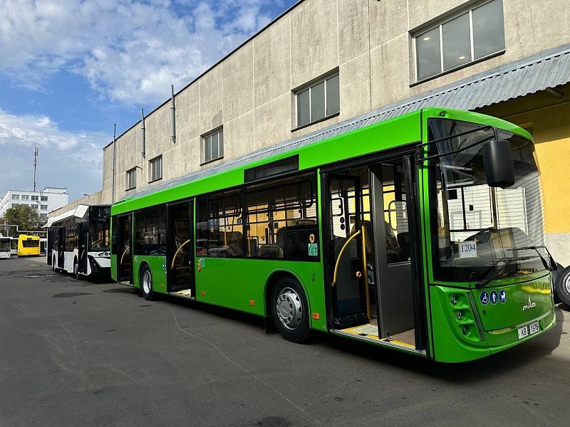 Новые автобусы, троллейбусы и дорожную технику может закупить Владивосток в Беларуси  О возможном приобретении новой партии техники для нужд Владивостока в братской республике заявил мэр Константин Шестаков в ходе Международного форума экономического сотрудничества  16+  в Минске.    Сотрудничество между дальневосточной столицей и братской республикой налажено уже в течение нескольких последних лет, отметил мэр. Сейчас на прилавках наших магазинов всегда можно найти различные белорусские товары высокого качества и по приемлемым ценам, активно развивается сотрудничество в различных сферах, в том числе — спорте и культуре.   Городские службы Владивостока всё больше переходят на белорусскую технику. Ранее город закупил автобусы, подметально-уборочные машины, комбинированные дорожные машины, погрузчики и другую спецтехнику.  "Выпускаются новые модели общественного транспорта и техники, поэтому запланировали в ходе визита в Минск посетить ещё ряд автозаводов и предприятий, чтобы лично увидеть и оценить производимые машины, а также обсудить вопросы сотрудничества. Владивосток уже ранее приобретал белорусские машины, они отлично работают. Есть потребность в приобретении дополнительной новой коммунальной и дорожной техники, навесного оборудования, автобусов и троллейбусов",   — сказал Константин Шестаков.  Фото: мэрия Владивостока    PrimaMedia.Приморье