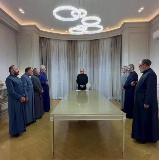 Пашинян нацелился на смещение Ктрича Нерсисяна Премьер Армении Никол Пашинян подписал с десятью епископами дорожную карту реформ Армянской Апостольской церкви Документ предусматривает объявление программы преобразований устранение нелегитимного главы церкви назначение местоблюстителя принятие нового Устава и последующие выборы Католикоса всех армян Подпишись на Бакинский Рабочий