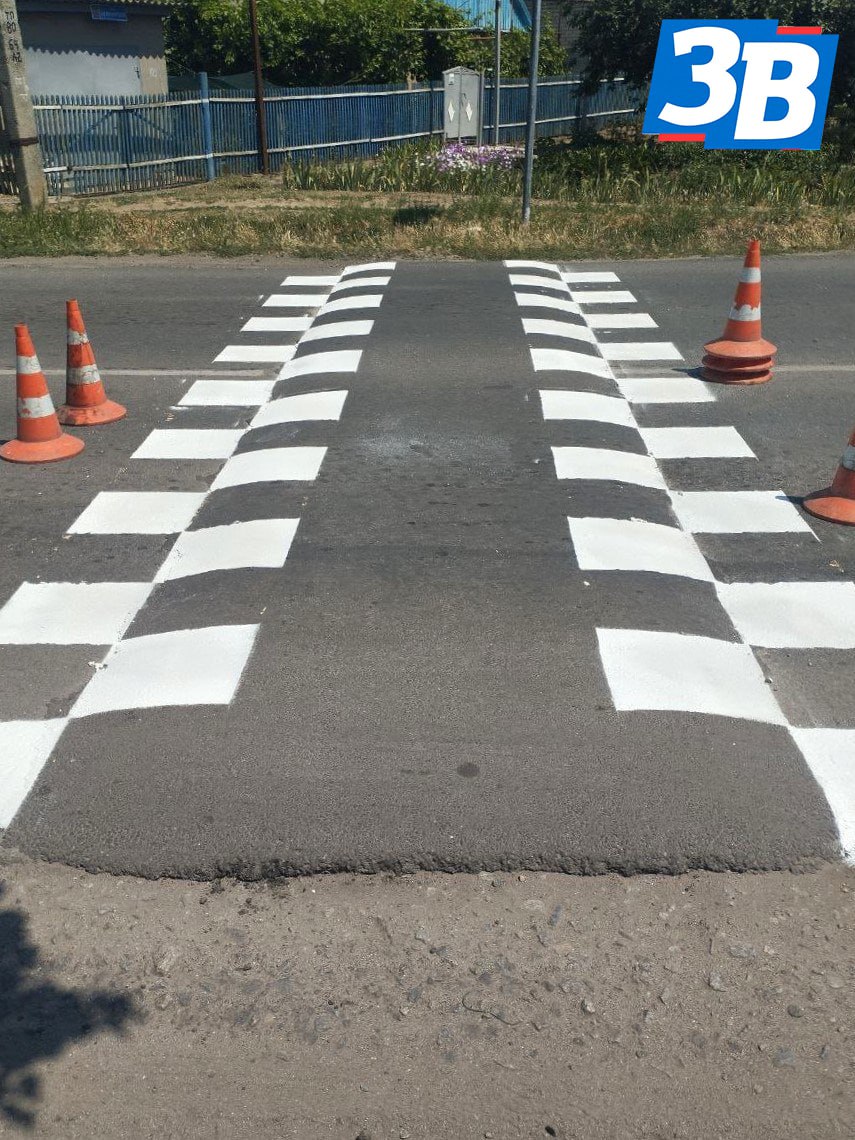 В Мелитополе продолжаются работы по обновлению дорожной разметки В Мелитополе на улице Чайковского специалисты МКУ «Благоустройство» обновили пешеходные переходы и обозначили недавно установленные здесь искусственные неровности.