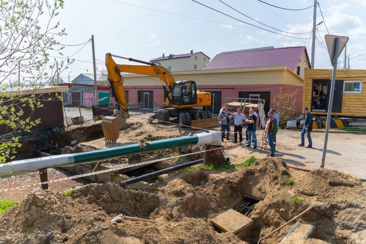 Три километра сетей тепло- и водоснабжения будут капитально отремонтированы в этом году в Салехарде. Накануне с коллегами АО «Салехардэнерго» посетили наиболее важные объекты. Так, начался капитальный ремонт сетей на участке, протяженностью более 120 метров, по ул. Республики возле гостиницы «Арктика» . Там же отремонтируем проезжую часть и тротуары. На ул. Гаврюшина ведется строительство центрального теплового пункта для теплоснабжения объектов по ул. Комсомольская. К нему будут подключены более 30 объектов жилой и социальной инфраструктуры. На строительной площадке нового жилого дома по ул. Мира производится реконструкция сетей, которая позволит в перспективе выполнить благоустройство дворовой территории. Все работы планируется завершить к началу нового отопительного сезона.