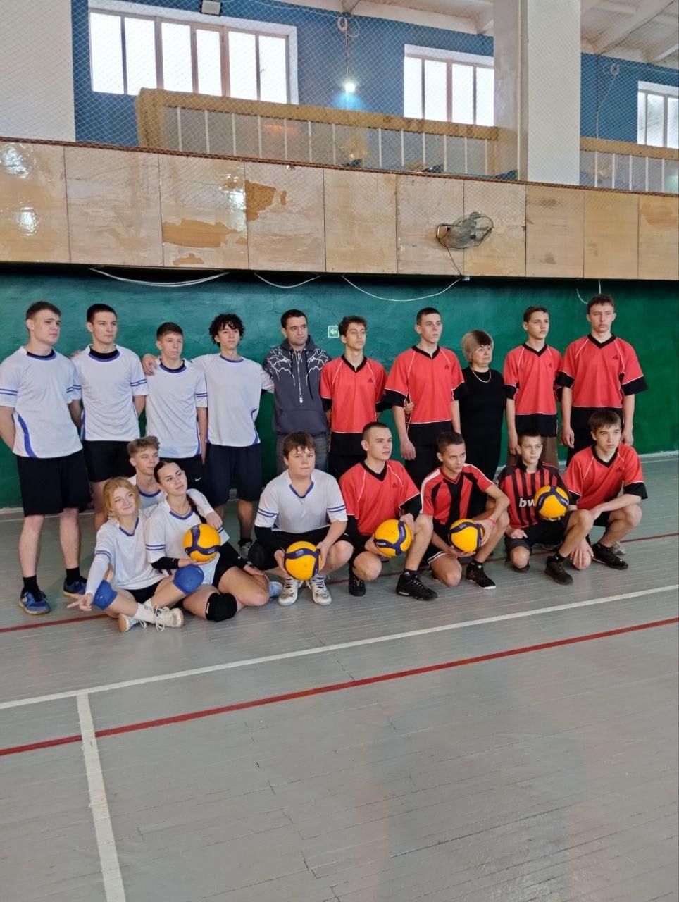 Соревнования Новогодний калейдоскоп приуроченные Декаде спорта прошли в Ровеньках Сегодня тренерами преподавателями отделения волейбола были организованы соревнования Новогодний калейдоскоп приуроченные Декаде спорта Соревнования прошли на базе спорткомплекса Юбилейный В прекрасном спортивном зале спорткомплекса соревновались команды разных возрастов Волейбольный матч получился весьма увлекательным и зрелищным С первых минут игры стало ясно что команды настроены решительно быстрый темп четкие подачи молниеносные передачи яркие эмоции и острые моменты В атмосфере праздника царил спортивный задор и желание добиться победы для своей команды Все старались изо всех сил победить в каждой партии и стать первыми При подведении итогов матча тренерско преподавательский коллектив пожелал активных новогодних дней и дальнейших успехов на волейбольных площадках Соревнования для всех участников стали праздником спорта здоровья и молодости сказали организаторы мероприятия