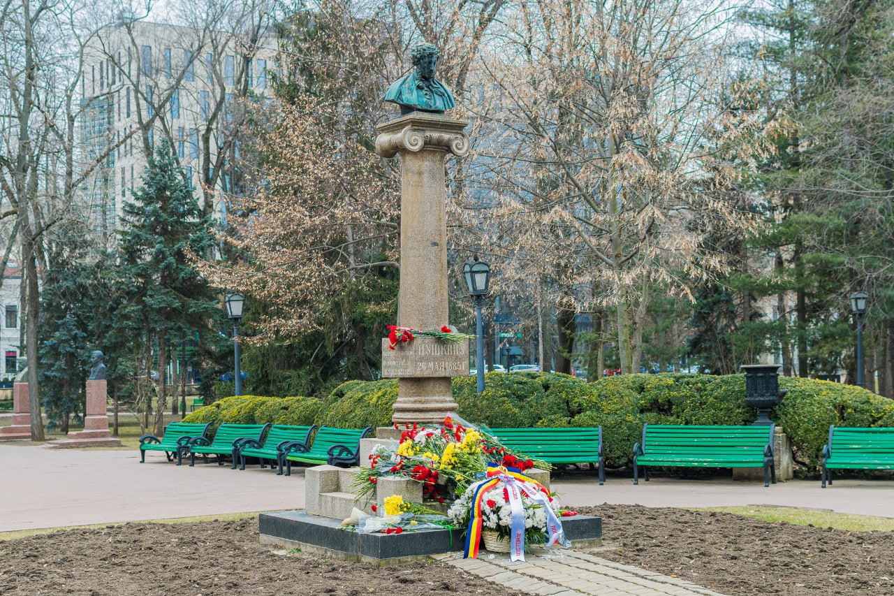 В КИШИНЕВЕ ОТМЕТИЛИ ДЕНЬ ПАМЯТИ А.С. ПУШКИНА    10 февраля в столице Молдовы прошли памятные мероприятия, посвященные 188-й годовщине со дня гибели великого русского поэта. Организаторы – Русская община Республики Молдова и Российский центр науки и культуры в Кишиневе.     В центральном парке молдавской столицы по многолетней традиции, которую чтут кишиневцы, состоялась церемония возложения цветов к памятнику А.С. Пушкину. Невзирая на мороз, отдать дань поклонения А.С. Пушкину и восхищения его таланту пришли многочисленные участники: депутаты парламента, руководители и активисты общественных этнокультурных и творческих организаций российских соотечественников, преподаватели, студенты, школьники.    Перед почитателями пушкинского Гения выступили председатель Русской общины РМ Людмила Лащенова, известные пушкинисты Иван Устиян и Виктор Кушниренко, депутат парламента Константин Старыш, сотрудник РЦНК Ольга Батаева. Они говорили о значении пушкинского наследия на молдавской земле и о важности его сохранения. Бессмертные строки Поэта прозвучали в исполнении представителей молодого поколения – учащихся столичного лицея им. А.С. Пушкина.      Вечером в Пушкинской аудитории Русского дома прошел музыкально-поэтический вечер, посвященный 188-й памятной годовщине А.С. Пушкина.