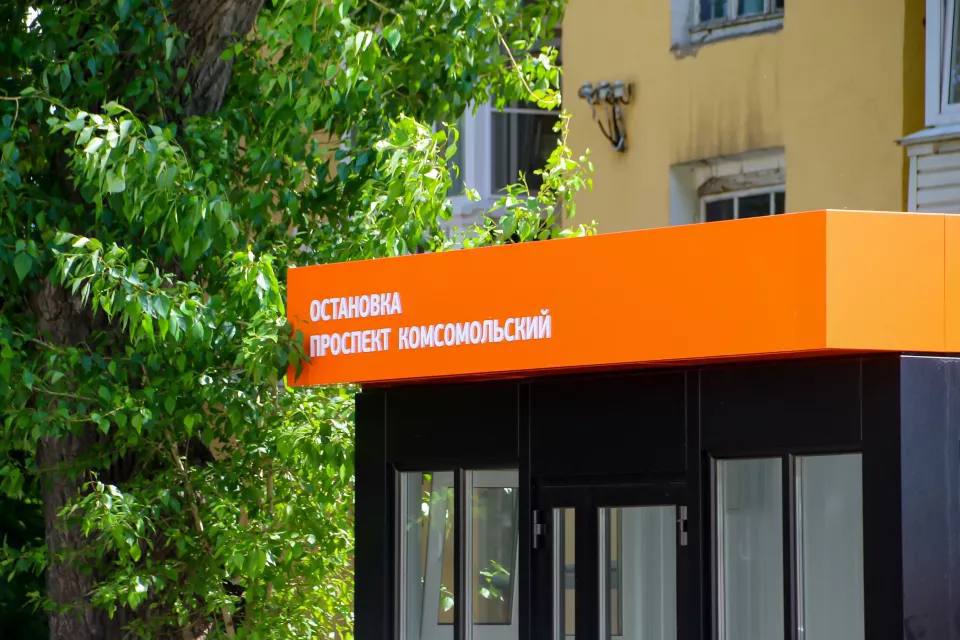 Первая остановка с «климат-контролем» открылась в Барнауле. Павильон стоит неподалёку от пересечения пр-кта Комсомольского и ул. Сизова. Сейчас павильон успел пострадать от действий хулиганов. Они повредили одно из стекол павильона. Толк Подписаться Прислать новость