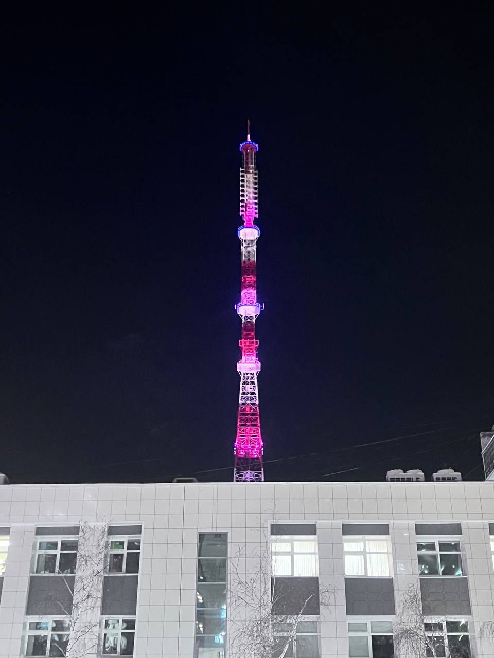 Архитектурно художественная подсветка телебашни в Якутске включится 5 декабря в поддержку акции Спасибо волонтер 5 декабря 2025 года с 18 00 до 20 00 в рамках всероссийской акции Спасибо волонтер будет включена архитектурно художественная подсветка телебашни города Якутска Подсветка выполнена в оранжевом цвете символизирующем поддержку и признательность всем добровольцам страны Данная акция призвана отметить важную роль волонтеров которые ежедневно помогают людям во всех уголках России и привлечь внимание общества к их труду и гуманитарным инициативам Использование архитектурной подсветки телебашни это яркий символ единства и благодарности Телебашня одна из самых заметных городских архитектурных достопримечательностей и её подсветка в оранжевом цвете станет заметным знаком поддержки волонтерского движения в нашей республике