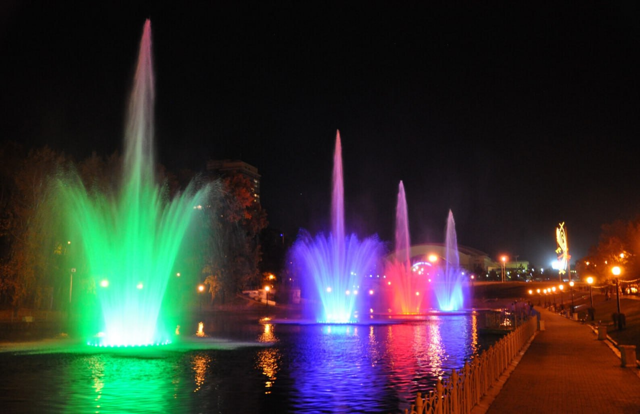 Новые памятные даты утвердили в Хабаровском крае 3 ноября 2012 года День присвоения Хабаровску почетного звания Российской Федерации Город воинской славы 20 мая 2021 года День присвоения Комсомольску на Амуре почетного звания Российской Федерации Город трудовой доблести Также в регионе появится новый праздник День многодетной семьи который будет отмечаться во второе воскресенье июня Кроме того в региональном законе О праздничных днях и памятных датах Хабаровского края систематизировали уже установленные ранее праздничные дни и памятные даты День образования края День ветеранов боевых действий День садовода и огородника День здоровья и спорта День образования профсоюзного движения в крае День образования Хабаровского полицейского управления День Хабаровской полиции   Будь в курсе событий везде ОК VK MAX