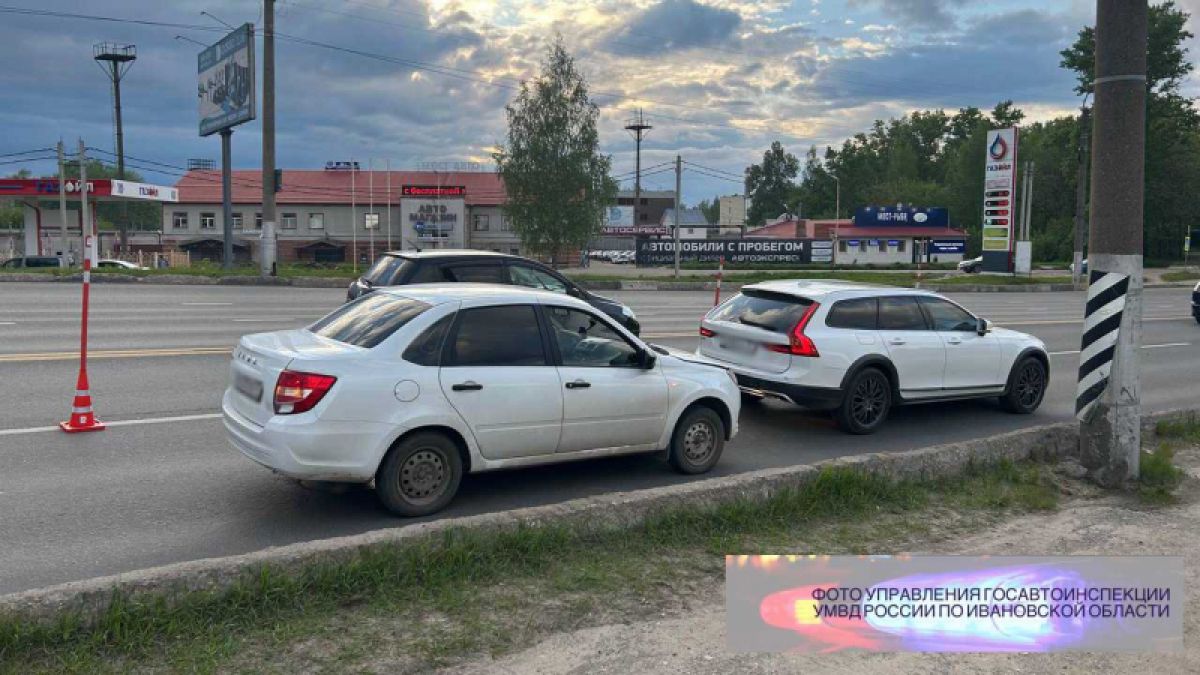 Трагическое ДТП в Иванове унесло жизнь водителя легкового автомобиля Автомобиль Lada Granta, за рулем которого находился 45-летний мужчина, врезался в Volvo, остановившийся на проезжей части. ↗ Прислать новость Подписаться